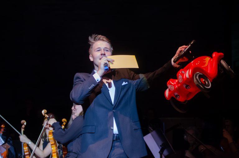 Jonas Bücher mit seinem Delorian-Ersatz